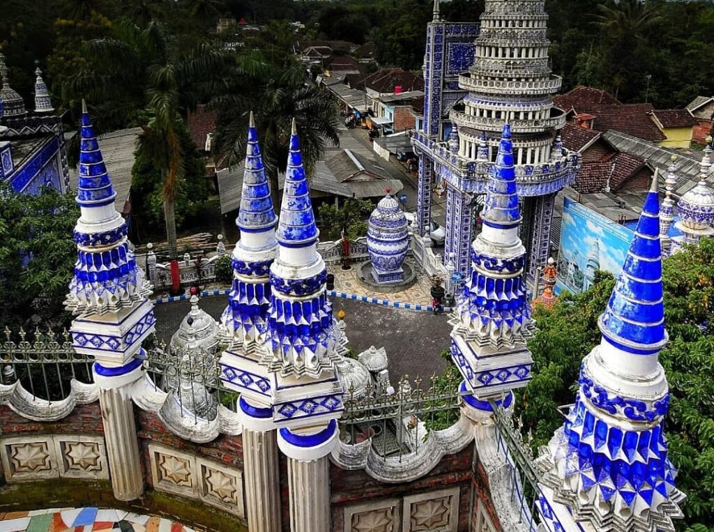 Masjid Tiban Malang: Menguak Kisah Gaib, Makna Arsitektur, dan Kubah Memukau